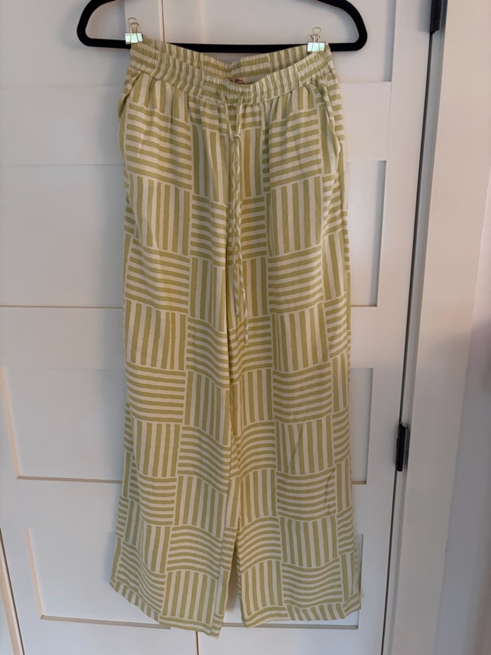 Wide Leg Drawstring Pants in Light Green Geometric Print